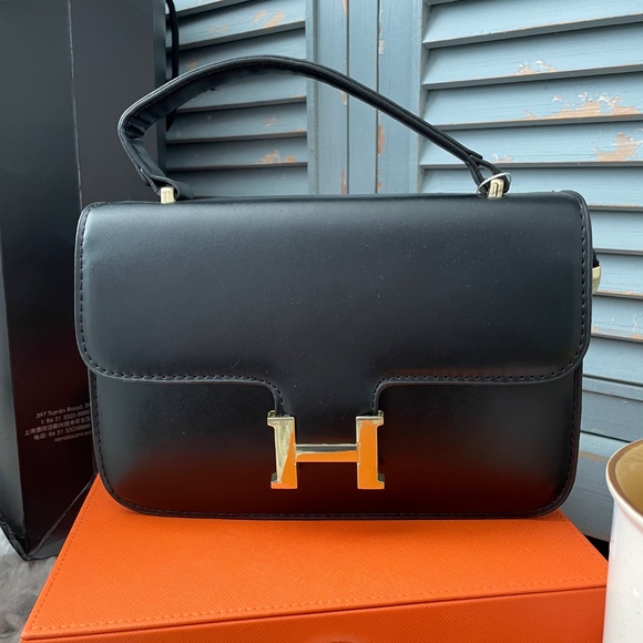 Smooth Black Fall Crossbody Bag NEW - Picture 1 of 2
